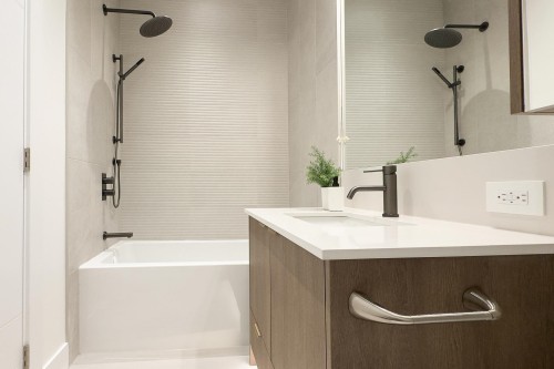 2-8483 16 Avenue, Burnaby, BC - Indoor Photo Showing Bathroom