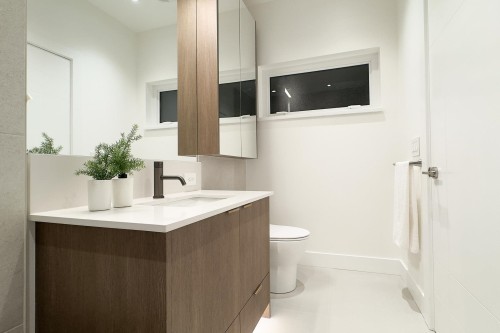 2-8483 16 Avenue, Burnaby, BC - Indoor Photo Showing Bathroom