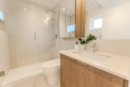 2-8483 16 Avenue, Burnaby, BC - Indoor Photo Showing Bathroom
