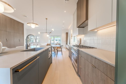2-8483 16 Avenue, Burnaby, BC - Indoor Photo Showing Kitchen With Upgraded Kitchen