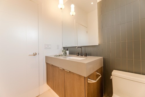 2-8483 16 Avenue, Burnaby, BC - Indoor Photo Showing Bathroom