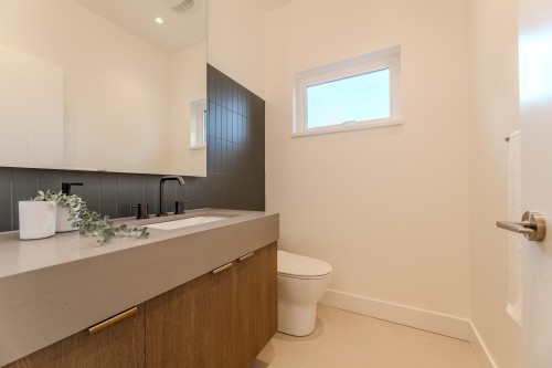 2-8483 16 Avenue, Burnaby, BC - Indoor Photo Showing Bathroom