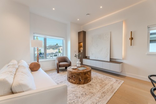 2-8483 16 Avenue, Burnaby, BC - Indoor Photo Showing Living Room