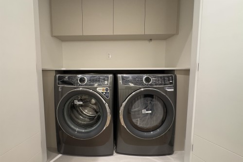 2-8483 16 Avenue, Burnaby, BC - Indoor Photo Showing Laundry Room