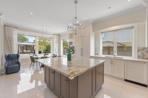 7160 Parry Street, Richmond, BC - Indoor Photo Showing Kitchen With Upgraded Kitchen