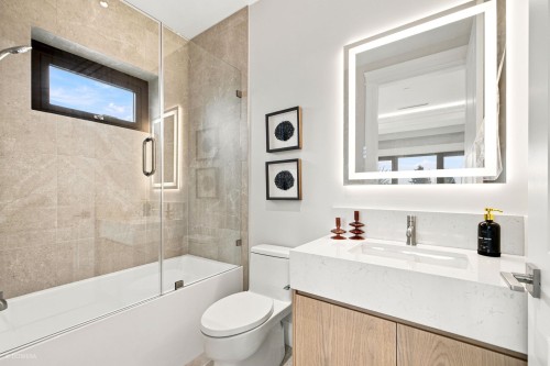 4432 Crown Street, Vancouver, BC - Indoor Photo Showing Bathroom