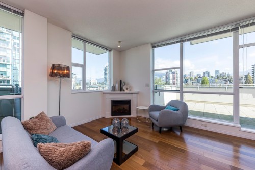 Ph1-168 Esplanade E, North Vancouver, BC - Indoor Photo Showing Living Room With Fireplace
