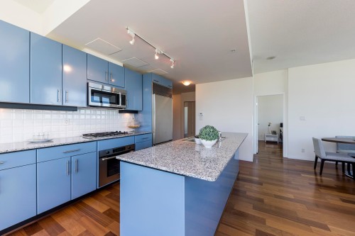 Ph1-168 Esplanade E, North Vancouver, BC - Indoor Photo Showing Kitchen With Upgraded Kitchen