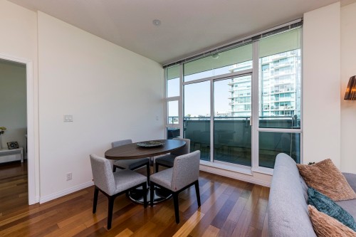Ph1-168 Esplanade E, North Vancouver, BC - Indoor Photo Showing Other Room
