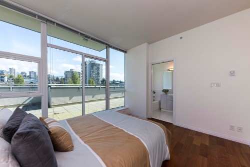 Ph1-168 Esplanade E, North Vancouver, BC - Indoor Photo Showing Bedroom