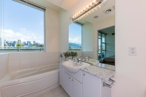 Ph1-168 Esplanade E, North Vancouver, BC - Indoor Photo Showing Bathroom