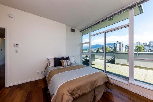 Ph1-168 Esplanade E, North Vancouver, BC - Indoor Photo Showing Bedroom