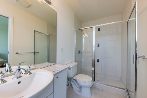 Ph1-168 Esplanade E, North Vancouver, BC - Indoor Photo Showing Bathroom