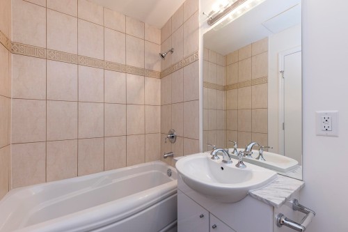 Ph1-168 Esplanade E, North Vancouver, BC - Indoor Photo Showing Bathroom