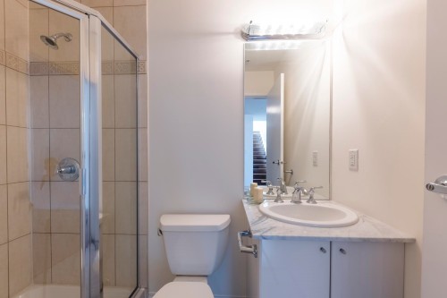 Ph1-168 Esplanade E, North Vancouver, BC - Indoor Photo Showing Bathroom