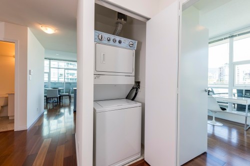 Ph1-168 Esplanade E, North Vancouver, BC - Indoor Photo Showing Laundry Room