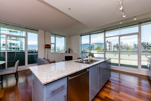 Ph1-168 Esplanade E, North Vancouver, BC - Indoor Photo Showing Kitchen With Double Sink