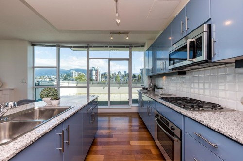 Ph1-168 Esplanade E, North Vancouver, BC - Indoor Photo Showing Kitchen With Double Sink With Upgraded Kitchen