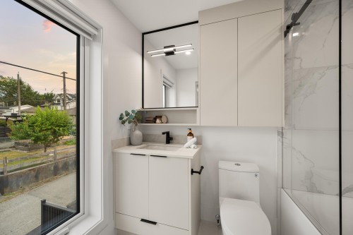 3430 Mons Drive, Vancouver, BC - Indoor Photo Showing Bathroom