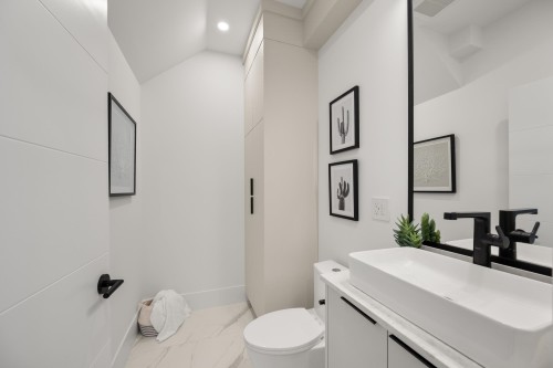 3430 Mons Drive, Vancouver, BC - Indoor Photo Showing Bathroom