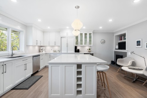 956 Belvista Crescent, North Vancouver, BC - Indoor Photo Showing Kitchen With Upgraded Kitchen