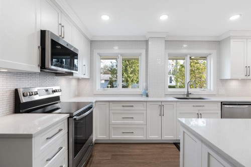 956 Belvista Crescent, North Vancouver, BC - Indoor Photo Showing Kitchen With Upgraded Kitchen