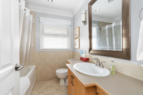 956 Belvista Crescent, North Vancouver, BC - Indoor Photo Showing Bathroom