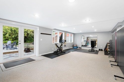 956 Belvista Crescent, North Vancouver, BC - Indoor Photo Showing Gym Room