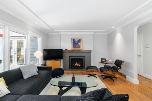 956 Belvista Crescent, North Vancouver, BC - Indoor Photo Showing Living Room With Fireplace