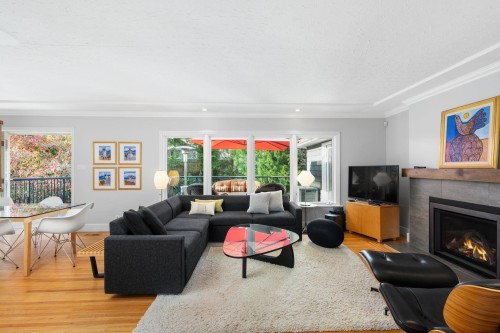 956 Belvista Crescent, North Vancouver, BC - Indoor Photo Showing Living Room With Fireplace