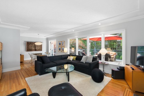 956 Belvista Crescent, North Vancouver, BC - Indoor Photo Showing Living Room