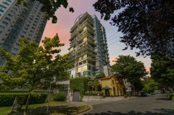 805-1221 Bidwell Street  Vancouver, BC V6G 0B1