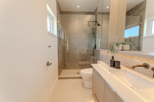 4-8483 16 Avenue, Burnaby, BC - Indoor Photo Showing Bathroom
