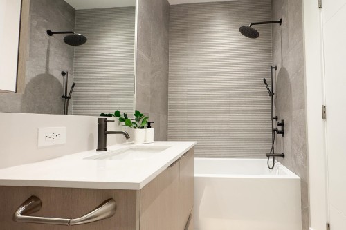 4-8483 16 Avenue, Burnaby, BC - Indoor Photo Showing Bathroom
