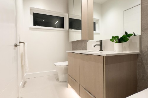 4-8483 16 Avenue, Burnaby, BC - Indoor Photo Showing Bathroom