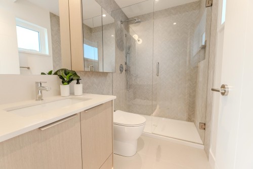 4-8483 16 Avenue, Burnaby, BC - Indoor Photo Showing Bathroom