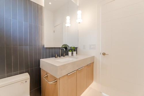 4-8483 16 Avenue, Burnaby, BC - Indoor Photo Showing Bathroom
