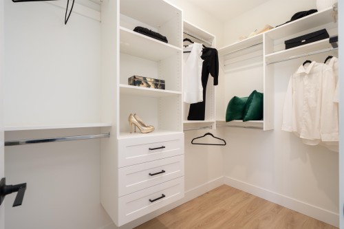 1-122 Eighth Avenue, New Westminster, BC - Indoor With Storage