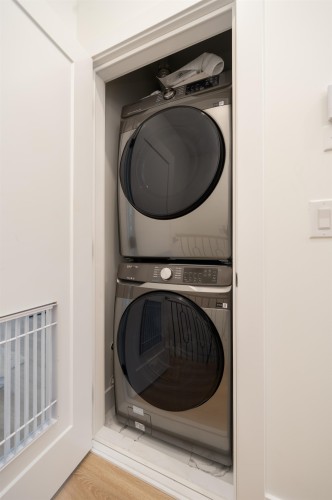 1-122 Eighth Avenue, New Westminster, BC - Indoor Photo Showing Laundry Room