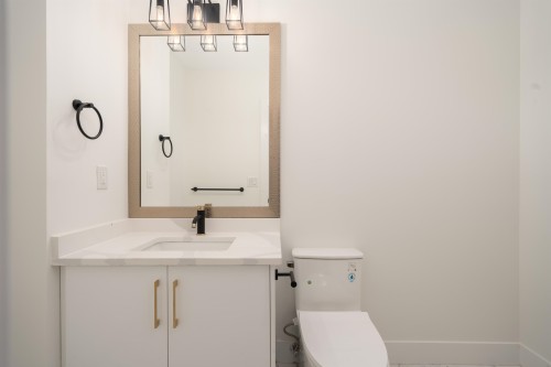 1-122 Eighth Avenue, New Westminster, BC - Indoor Photo Showing Bathroom