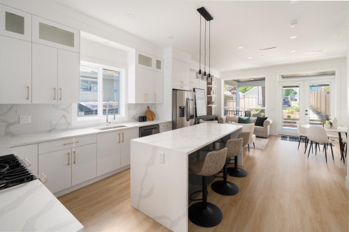 1-122 Eighth Avenue, New Westminster, BC - Indoor Photo Showing Kitchen With Upgraded Kitchen