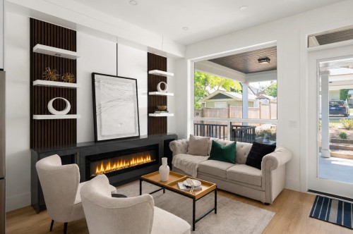 1-122 Eighth Avenue, New Westminster, BC - Indoor Photo Showing Living Room With Fireplace