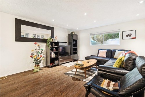 21339 Dewdney Trunk Road, Maple Ridge, BC - Indoor Photo Showing Living Room
