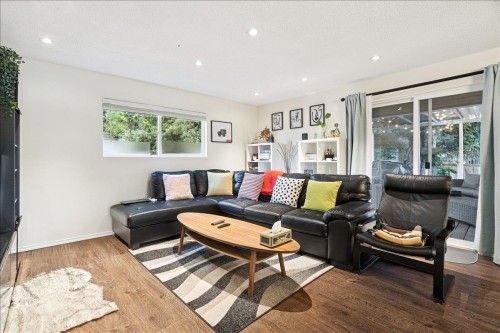 21339 Dewdney Trunk Road, Maple Ridge, BC - Indoor Photo Showing Living Room