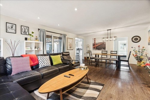 21339 Dewdney Trunk Road, Maple Ridge, BC - Indoor Photo Showing Living Room