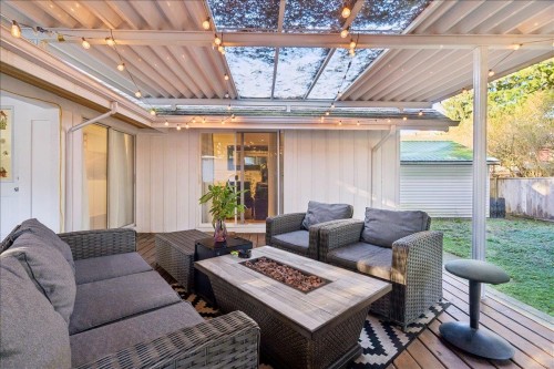 21339 Dewdney Trunk Road, Maple Ridge, BC - Indoor Photo Showing Living Room