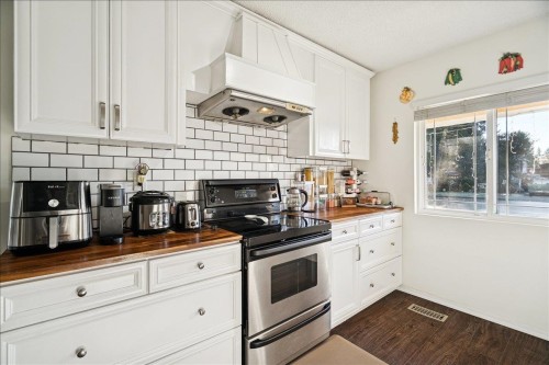 21339 Dewdney Trunk Road, Maple Ridge, BC - Indoor Photo Showing Kitchen