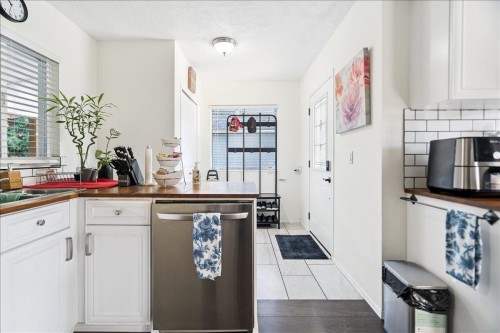 21339 Dewdney Trunk Road, Maple Ridge, BC - Indoor Photo Showing Kitchen With Double Sink