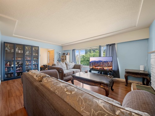 5987 Malvern Avenue, Burnaby, BC - Indoor Photo Showing Living Room