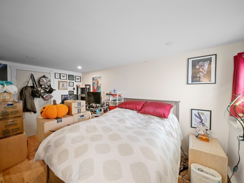 5987 Malvern Avenue, Burnaby, BC - Indoor Photo Showing Bedroom